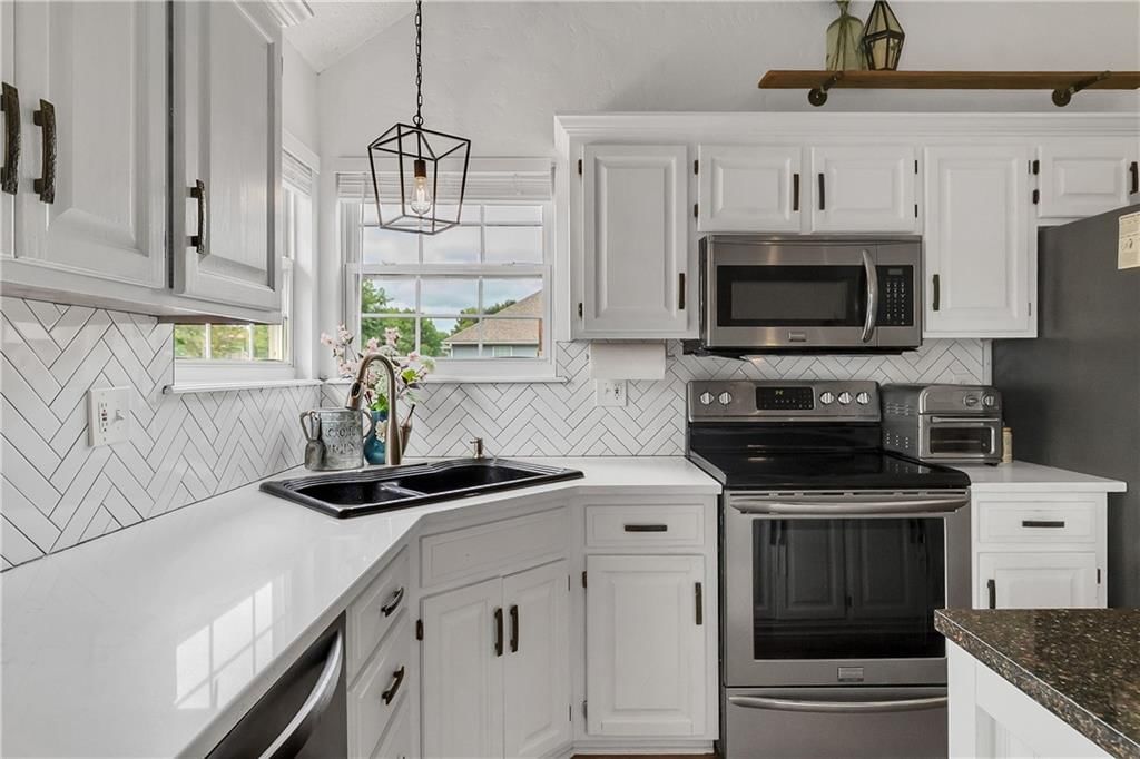 Photo 11 of 42 - 2229 NE MAYBROOK Drive