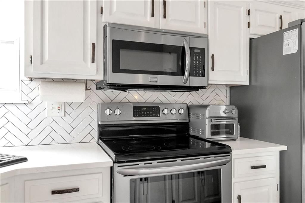 Photo 12 of 42 - 2229 NE MAYBROOK Drive