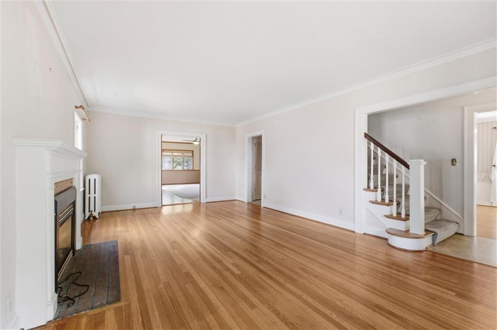 Photo 6 of 27 - 27 W 69th Terrace