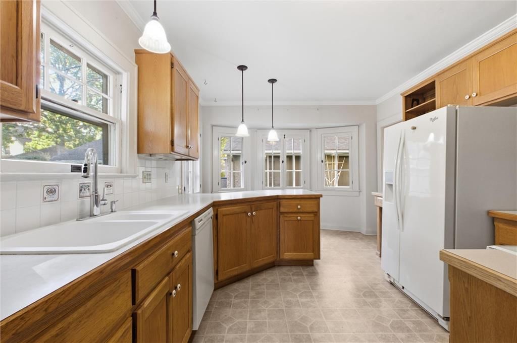 Photo 11 of 27 - 27 W 69th Terrace