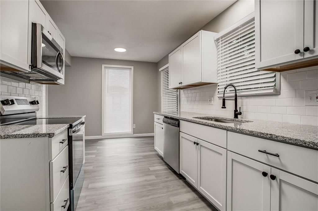 Photo 5 of 27 - 2300 NW Chatham Place