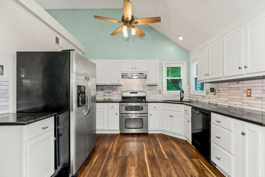 Photo 11 of 38 - 6301 Anderson Street