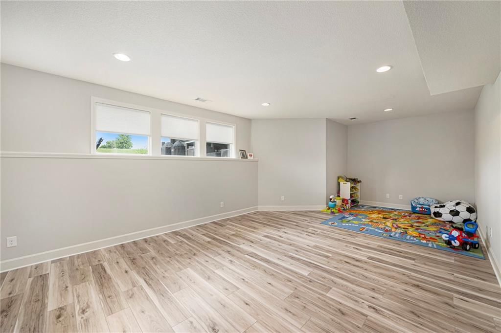 Photo 17 of 29 - 4417 N 142nd Street