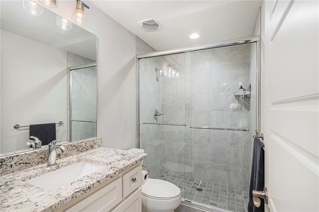 Photo 19 of 29 - 4417 N 142nd Street