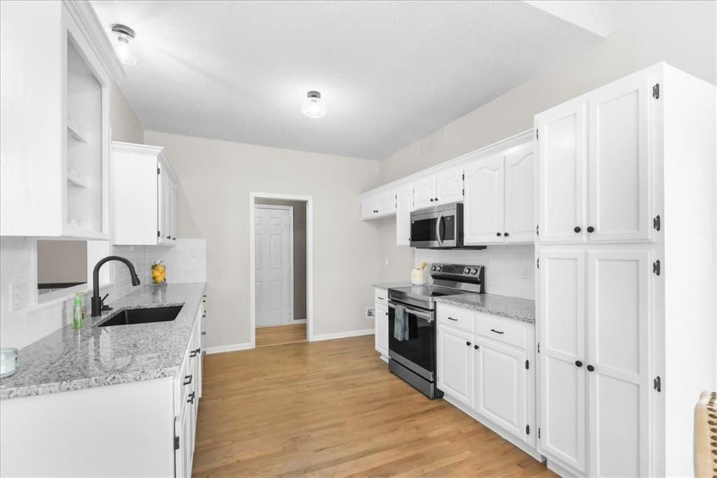 Photo 8 of 33 - 709 SW Graystone Drive