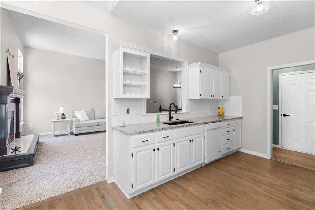 Photo 9 of 33 - 709 SW Graystone Drive