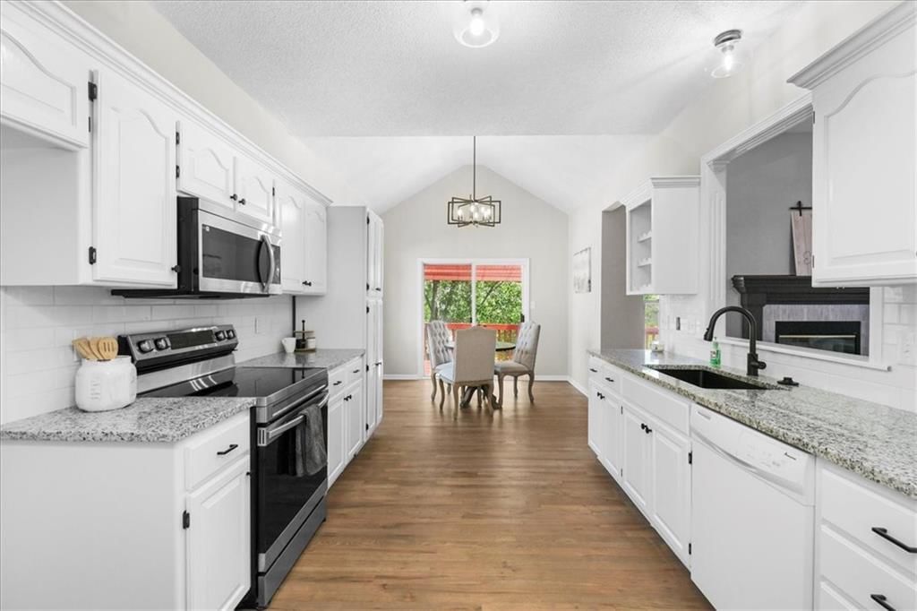 Photo 10 of 33 - 709 SW Graystone Drive
