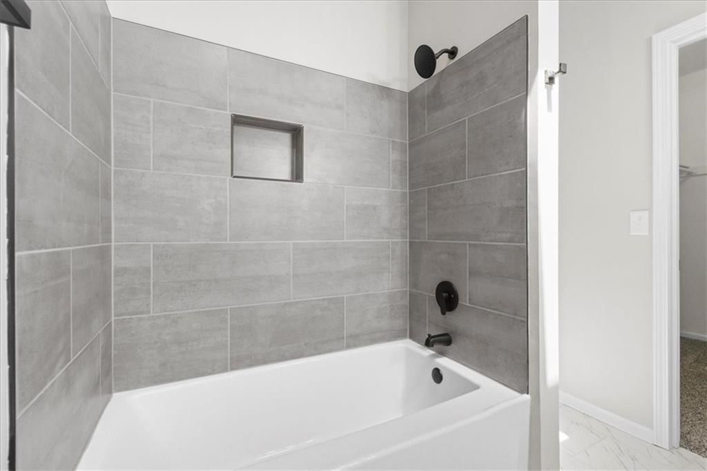 Photo 14 of 33 - 709 SW Graystone Drive