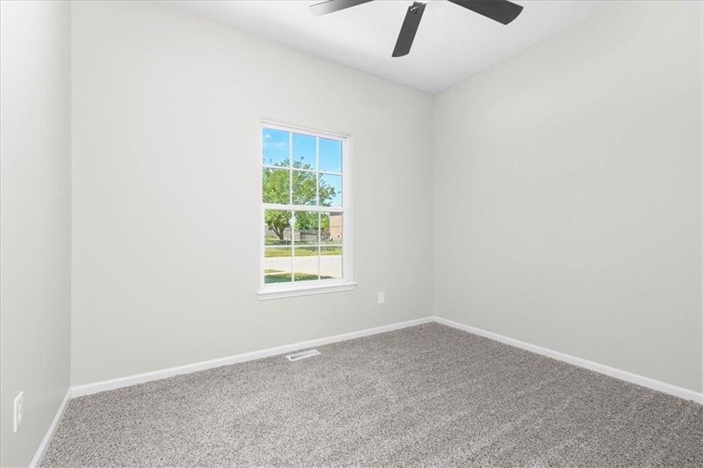 Photo 15 of 33 - 709 SW Graystone Drive