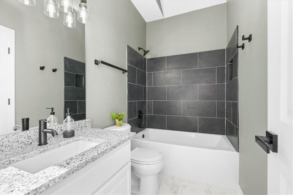 Photo 16 of 33 - 709 SW Graystone Drive