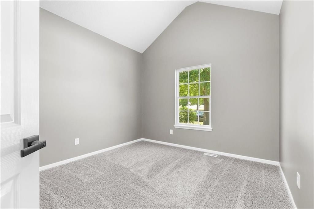 Photo 17 of 33 - 709 SW Graystone Drive
