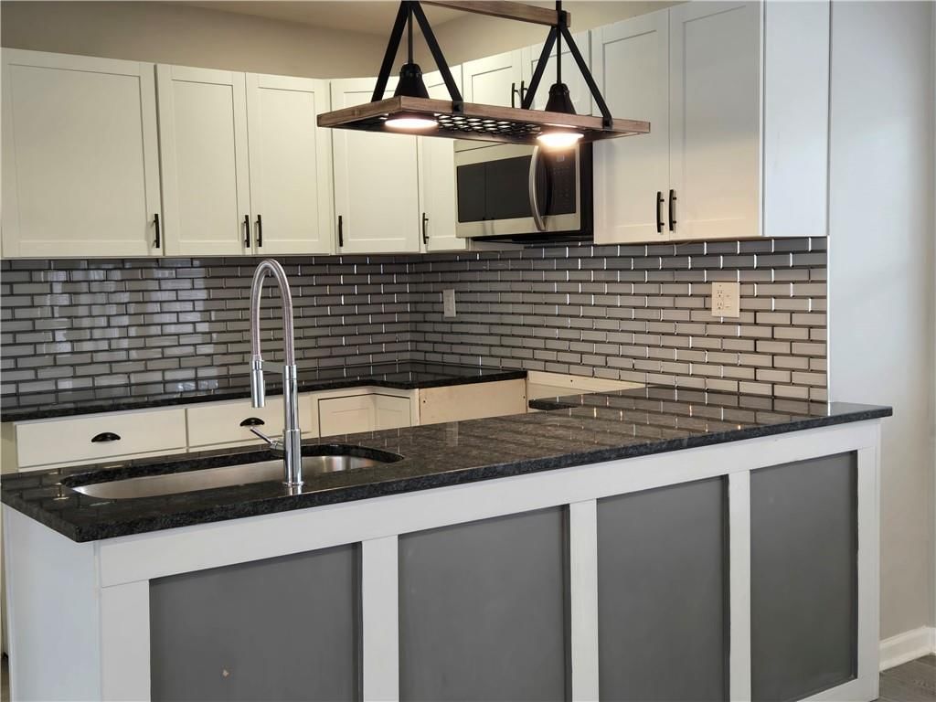 Photo 5 of 21 - 4949 Tracy Avenue