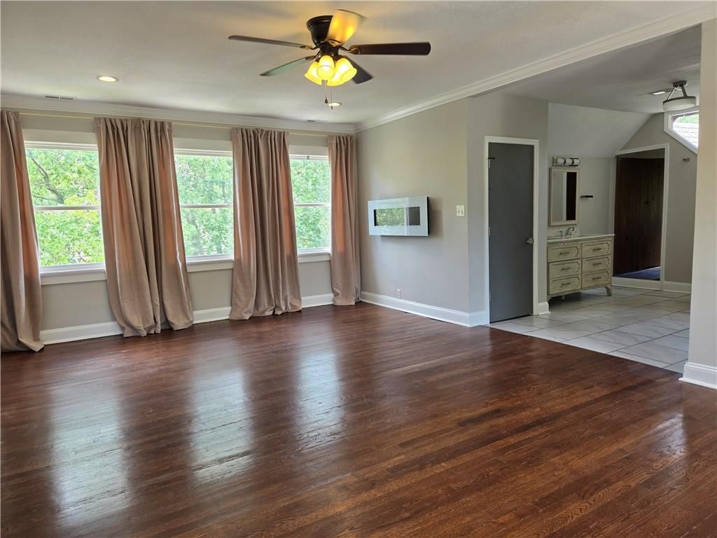 Photo 11 of 21 - 4949 Tracy Avenue