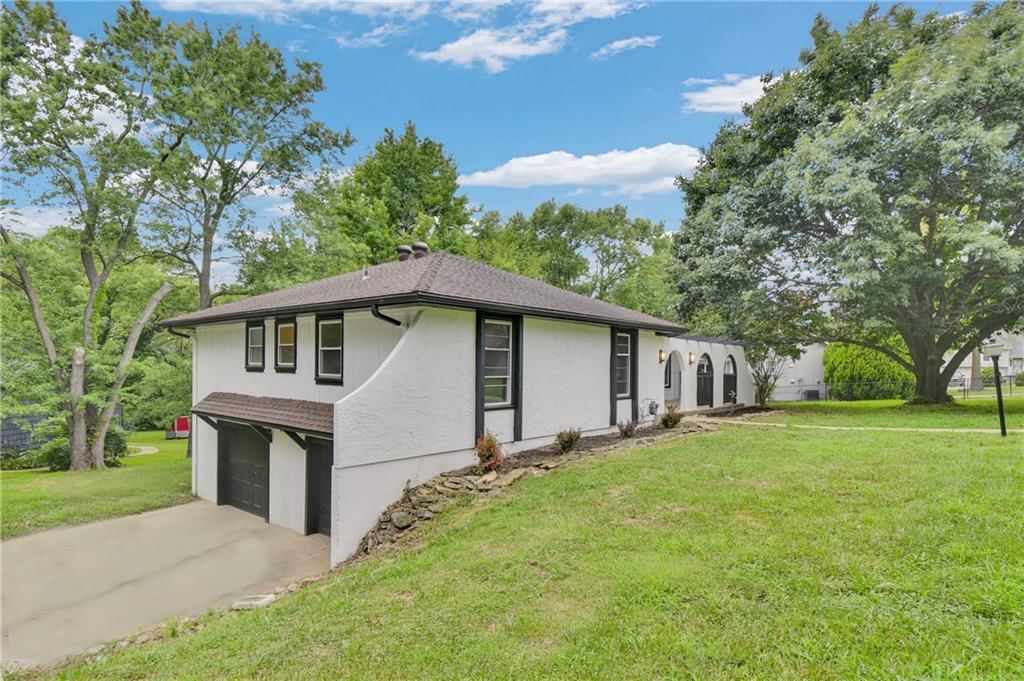 Photo 5 of 33 - 2338 N 88th Street
