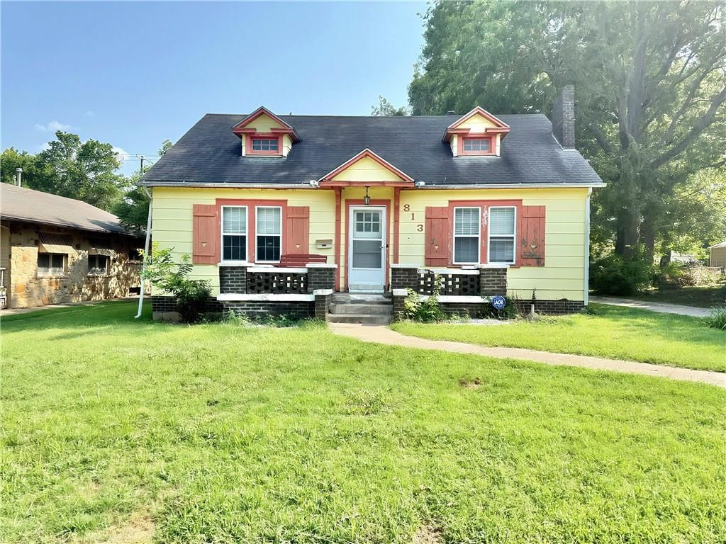 Photo 1 of 11 - 813 E Main Street