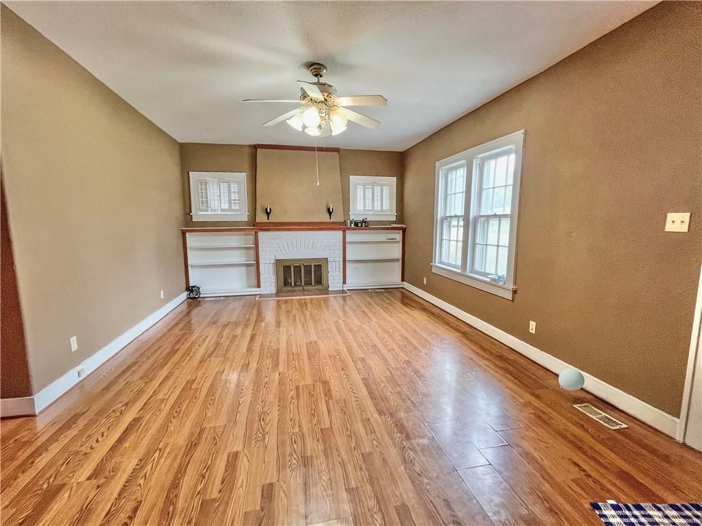 Photo 2 of 11 - 813 E Main Street