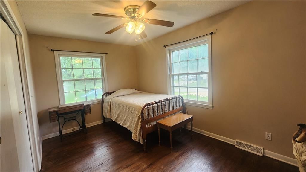 Photo 7 of 18 - 406 E Tuggle Street