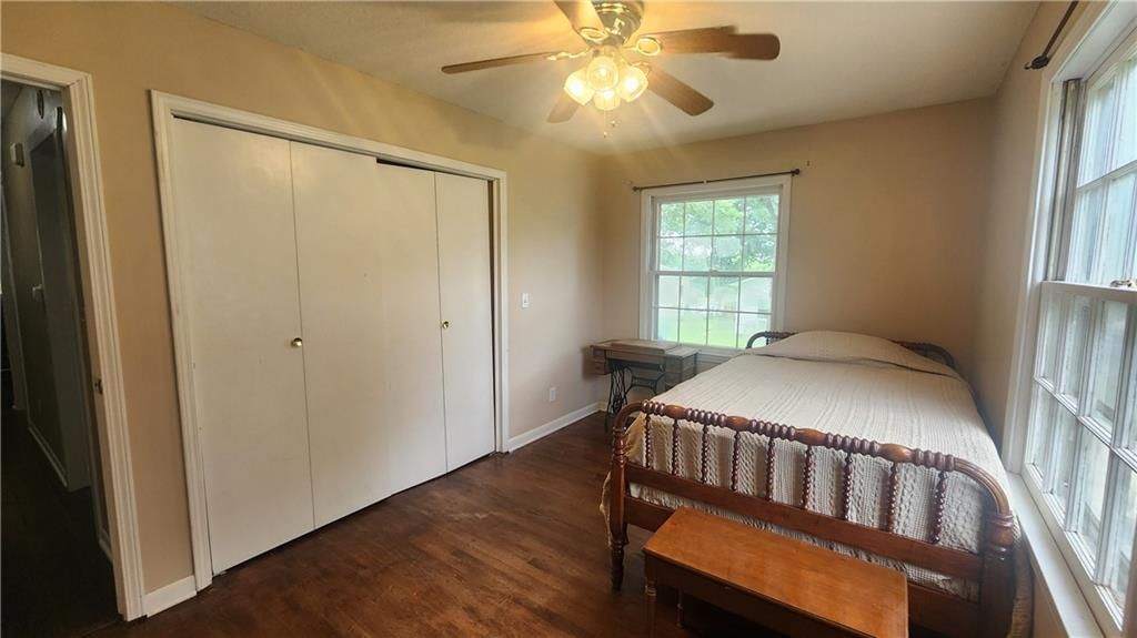 Photo 8 of 18 - 406 E Tuggle Street