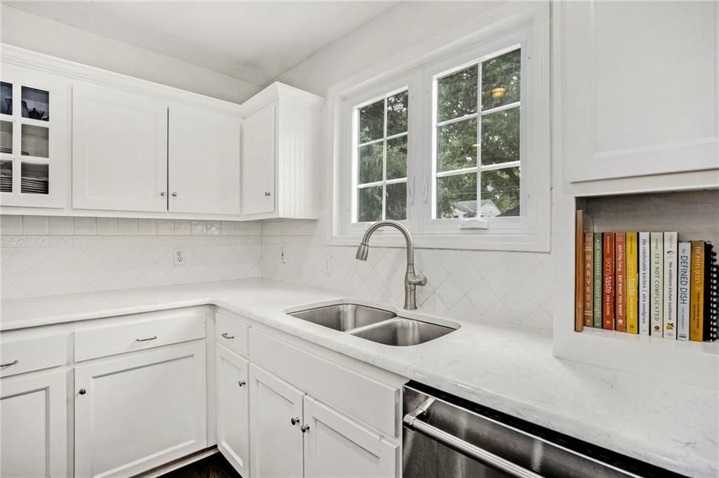 Photo 10 of 28 - 6822 Granada Lane