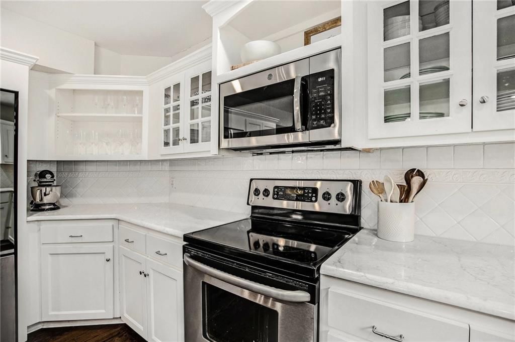 Photo 11 of 28 - 6822 Granada Lane