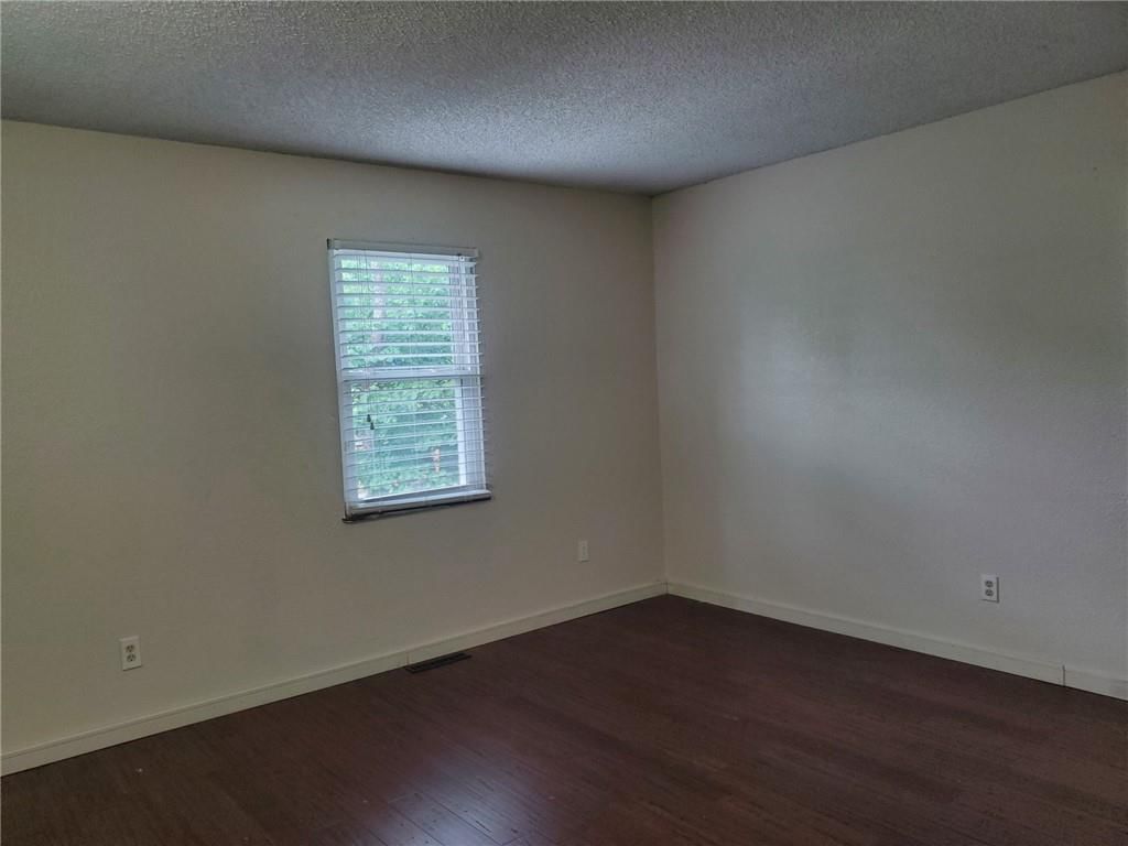 Photo 10 of 25 - 1512 NW Kingston Drive