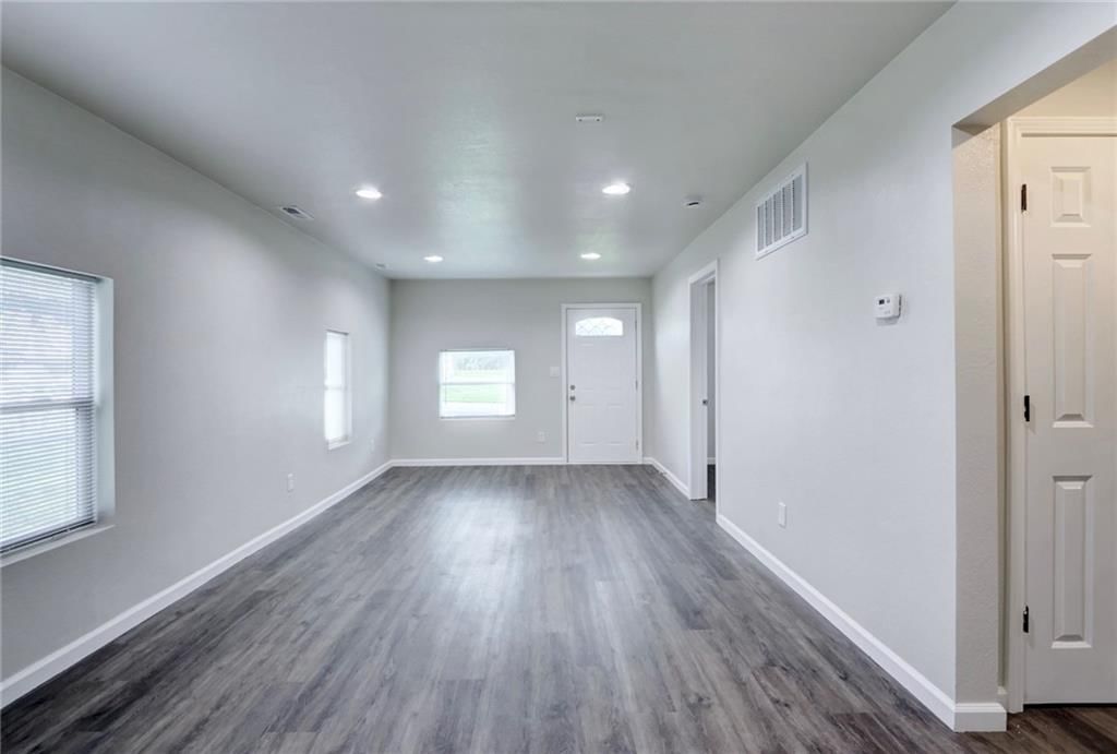 Photo 5 of 28 - 2318 S Forest Avenue
