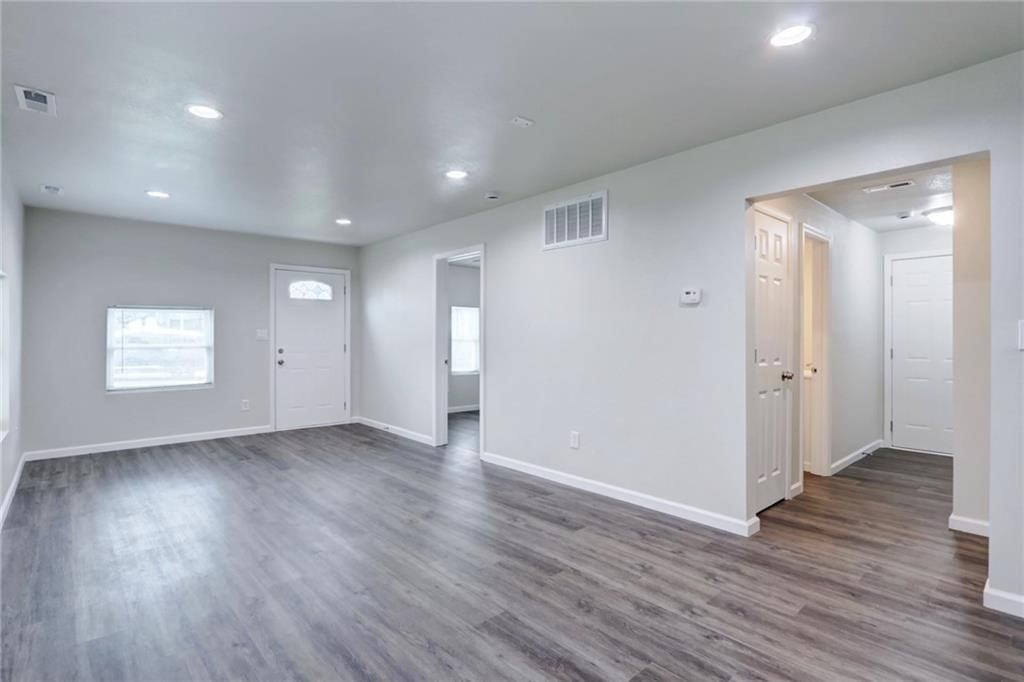 Photo 6 of 28 - 2318 S Forest Avenue