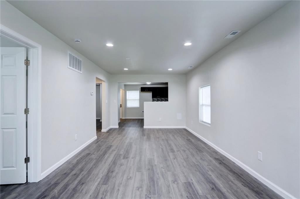 Photo 8 of 28 - 2318 S Forest Avenue