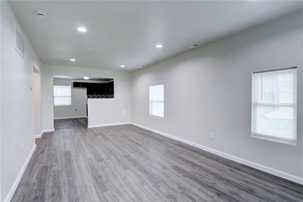 Photo 9 of 28 - 2318 S Forest Avenue