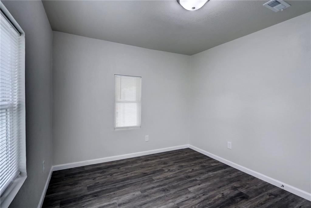 Photo 15 of 28 - 2318 S Forest Avenue