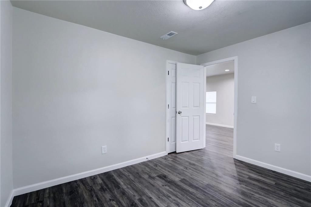 Photo 16 of 28 - 2318 S Forest Avenue