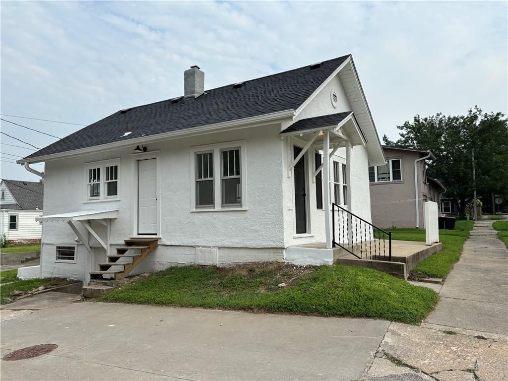 Photo 3 of 17 - 305 N 27th Street