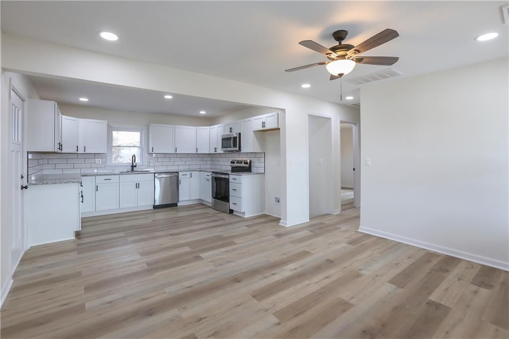 Photo 6 of 37 - 15608 E 267th Street