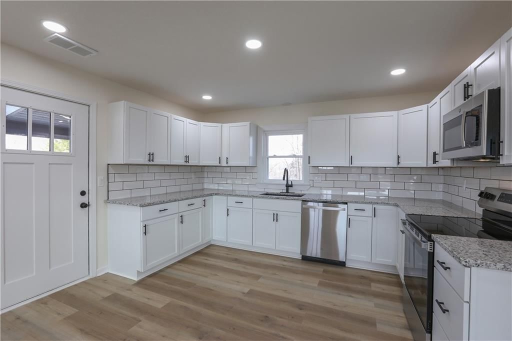 Photo 12 of 37 - 15608 E 267th Street