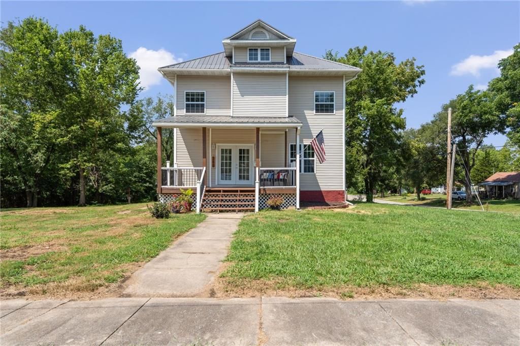 300 S Lexington Street, Holden, MO