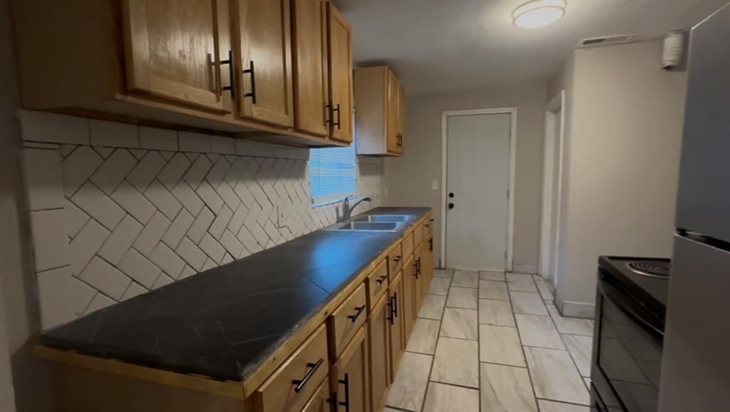 6841 Walrond Avenue — photo 3