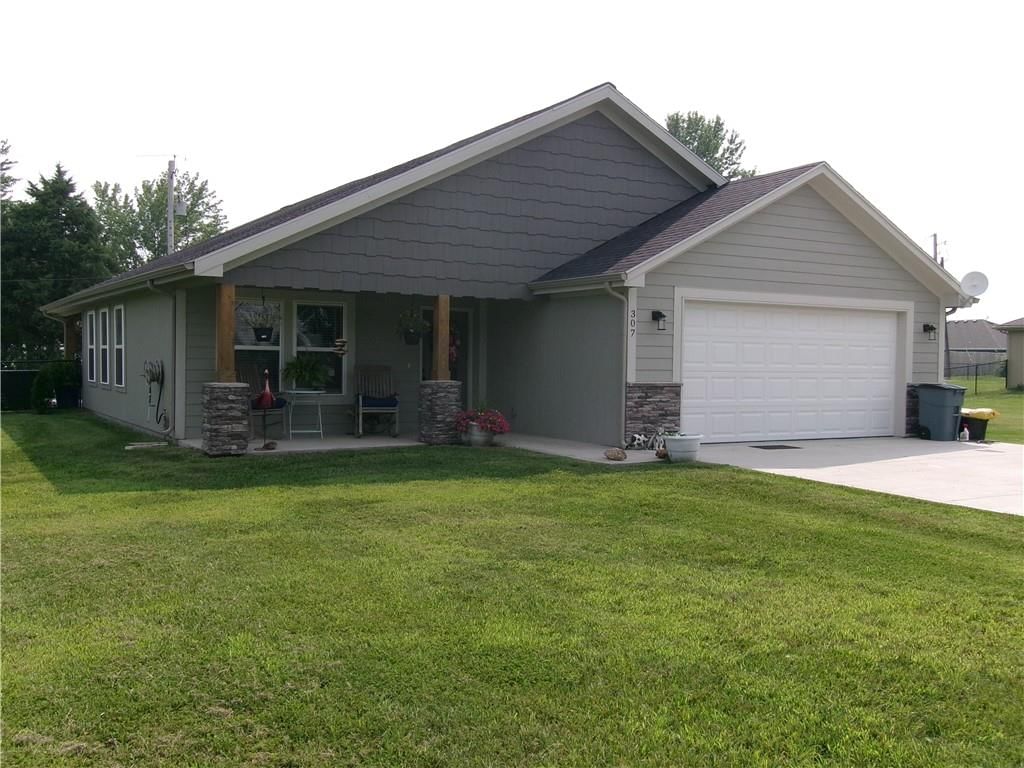307 W Pacific Street — photo 13