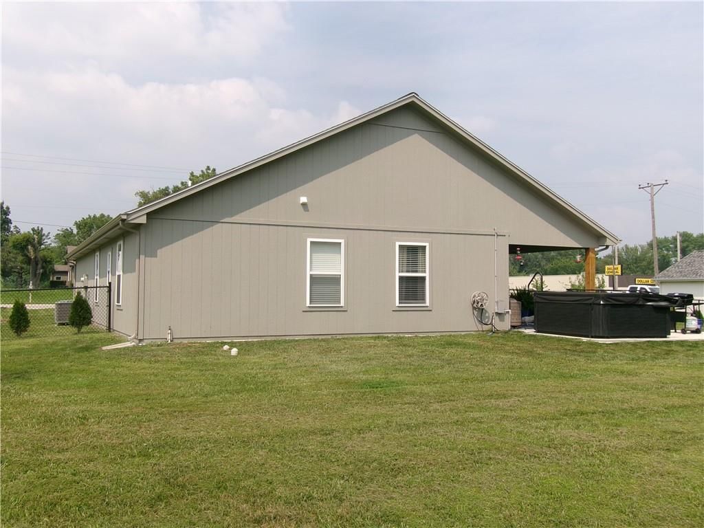 307 W Pacific Street — photo 15