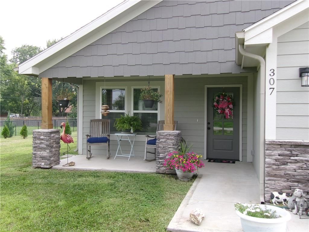 307 W Pacific Street — photo 17