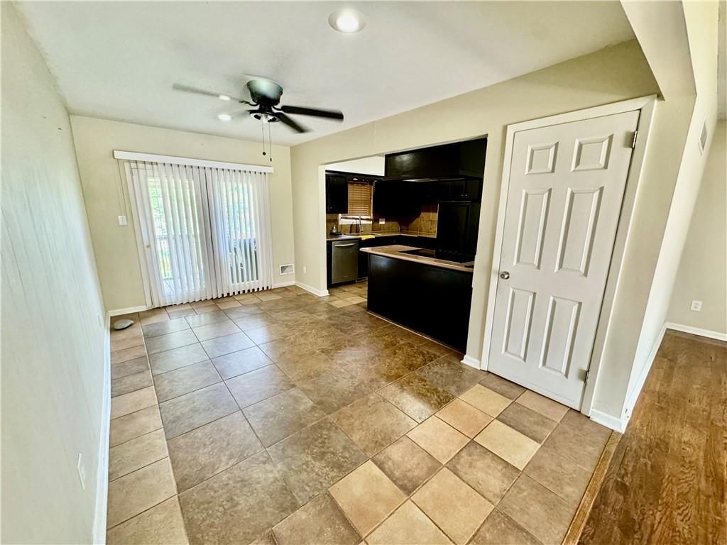Photo 3 of 17 - 4432 NORLEDGE Avenue