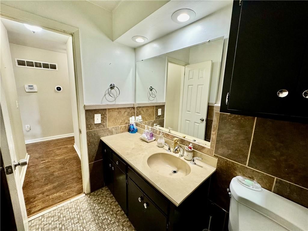 Photo 9 of 17 - 4432 NORLEDGE Avenue