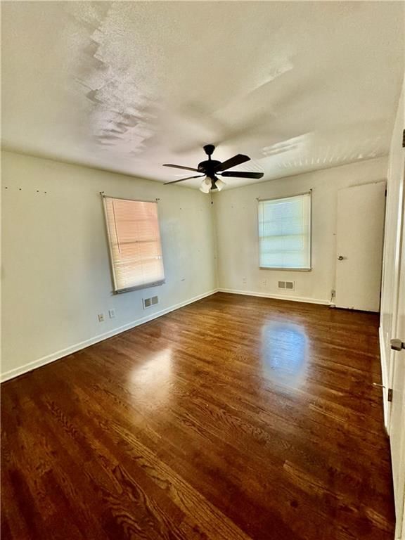 Photo 10 of 17 - 4432 NORLEDGE Avenue