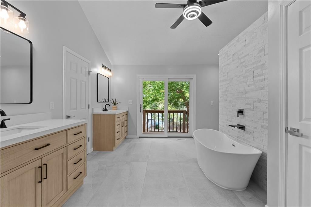 Photo 38 of 72 - 1525 NE Ozark Drive