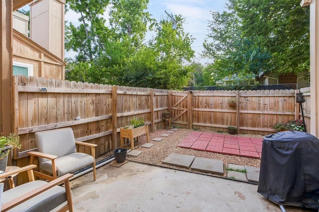 Photo 10 of 35 - 570 NW Valleybrook Road
