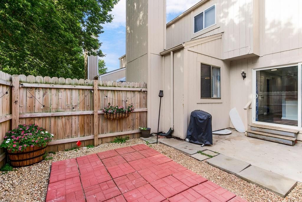 Photo 11 of 35 - 570 NW Valleybrook Road