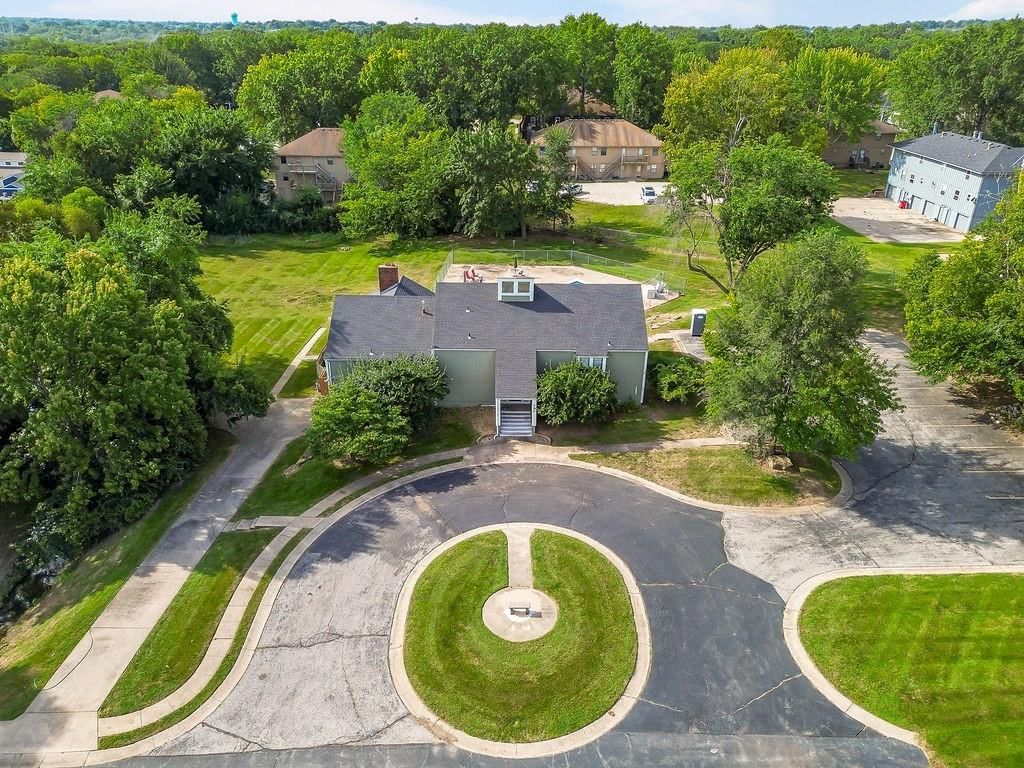 Photo 33 of 35 - 570 NW Valleybrook Road