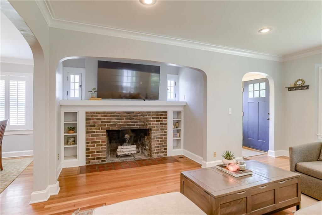 Photo 6 of 25 - 221 E Winthrope Road
