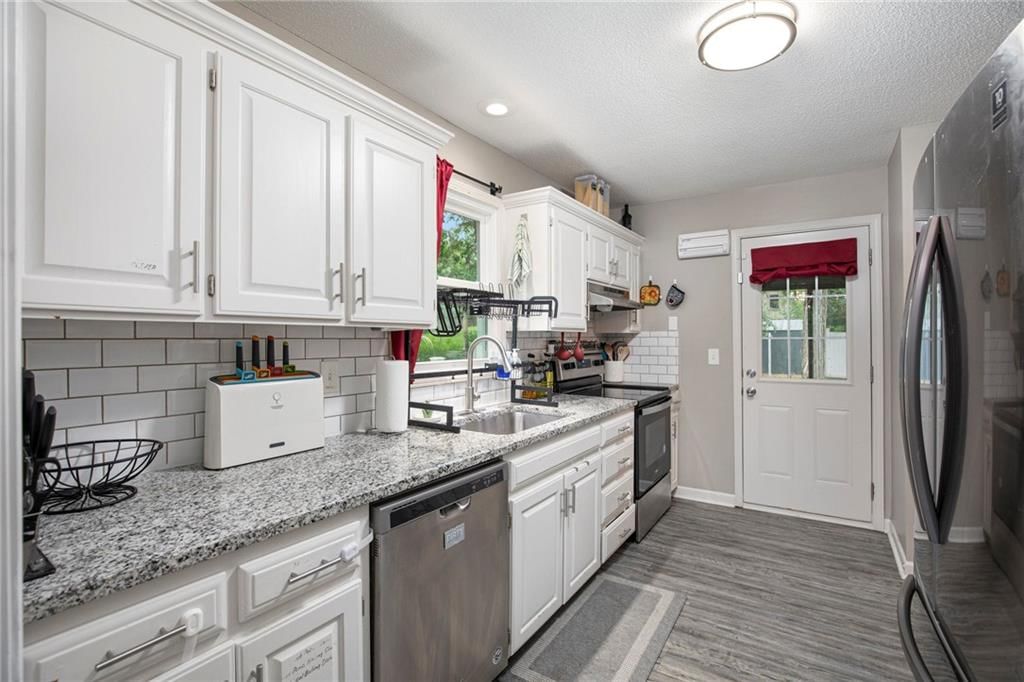 Photo 11 of 30 - 14908 Stonewood Drive