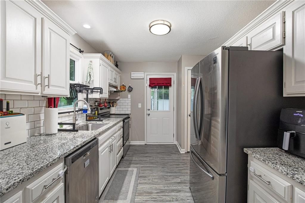 Photo 12 of 30 - 14908 Stonewood Drive