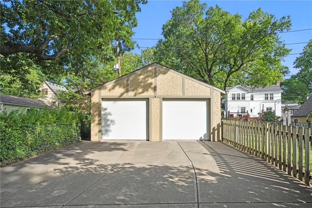 Photo 30 of 41 - 6844 Edgevale Road